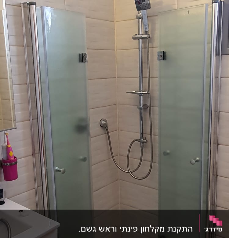 מקלחת עם דלתות זכוכית וברז גשם מרובע